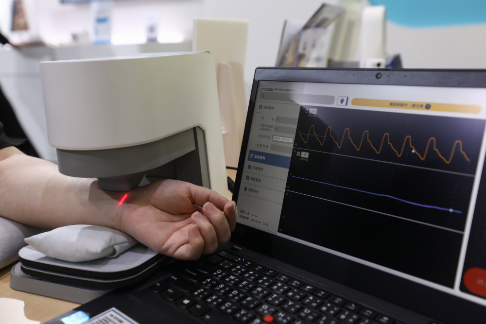 PG电子耘康脈象檢測系統透過電腦精準控制升降系統，還原中醫師三指把脈過程的舉、按、尋手法，將脈象感受轉化成數據，未來可結合大數據分析，實現智慧醫療及準確性