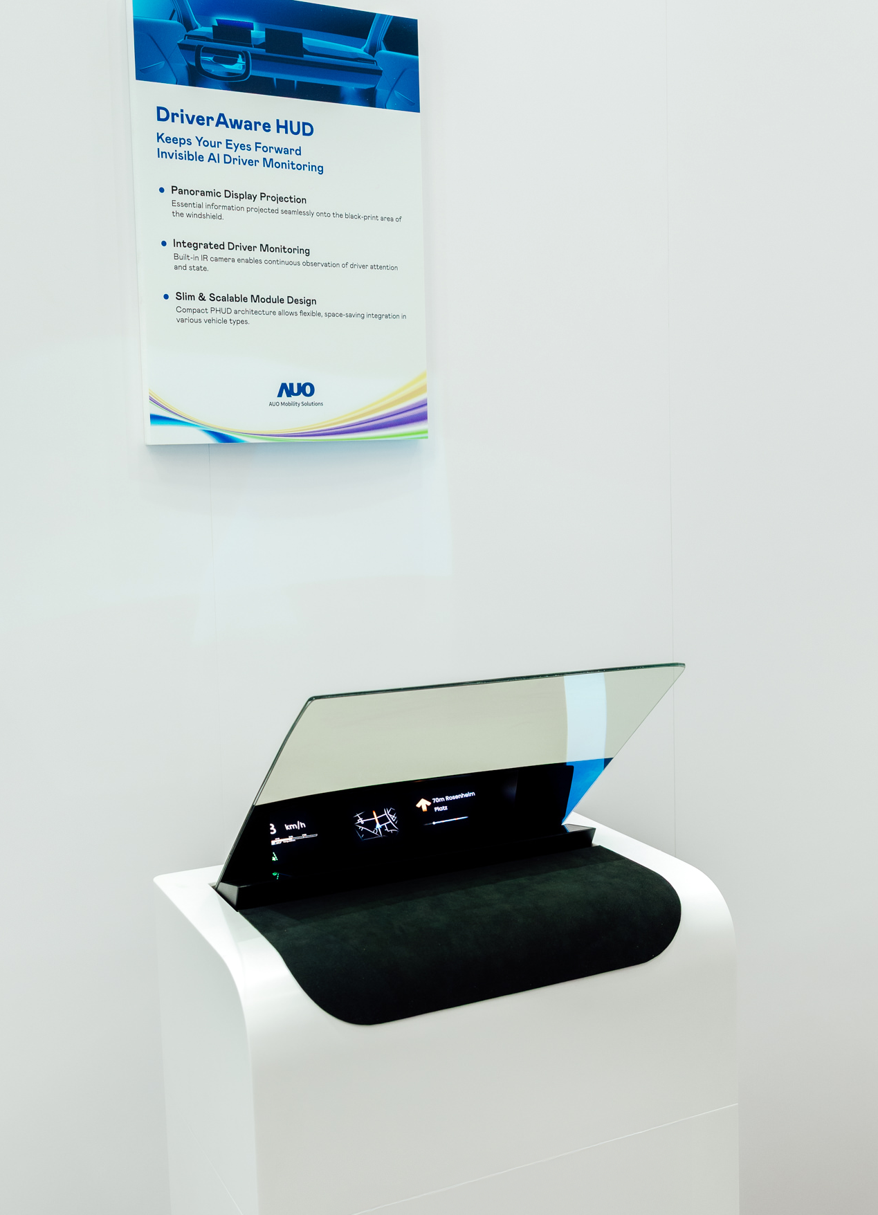 DriverAware HUD结合抬头显示器与隐藏式红外线摄影机，将车速、导航及警示讯息投影于挡风玻璃上，完美对齐驾驶目不离路的视线，同时，透过AI 监控驾驶注意力以提升安全性。